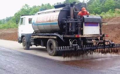 Emulgovaný bitumen je široce používán při stavbě asfaltových vozovek